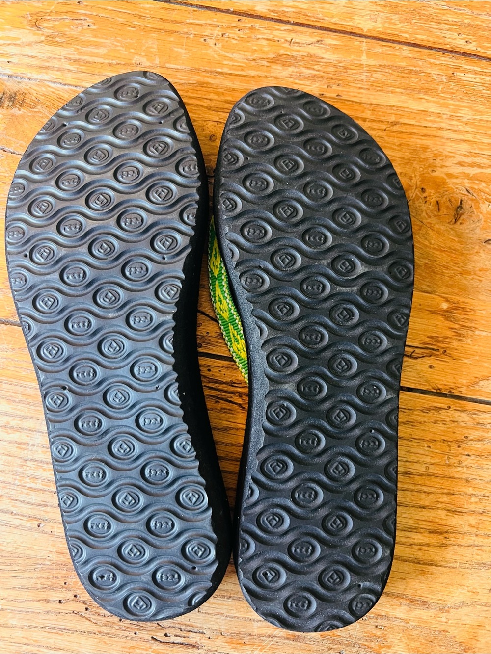 Reef Women’s Sandals with Green Woven Straps - Picture 4 of 4